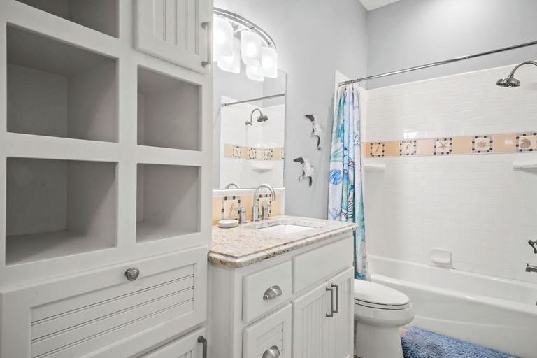 Bathroom 4, Lovey Dovey 145 BE, Nueces
