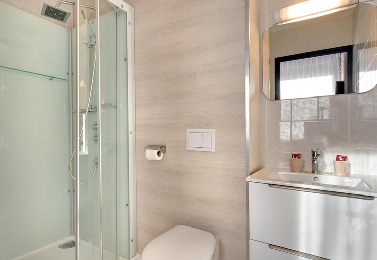 Bathroom 3, Hôtel Les Sources, Pyrénées-Orientales