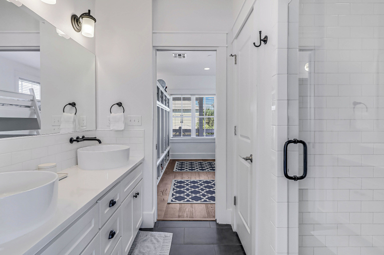 Bathroom 4, Lollygag 107 ST, Nueces