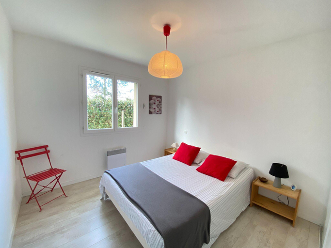Bedroom, holiday home with pool in Grayan-et-lHopital, Gironde