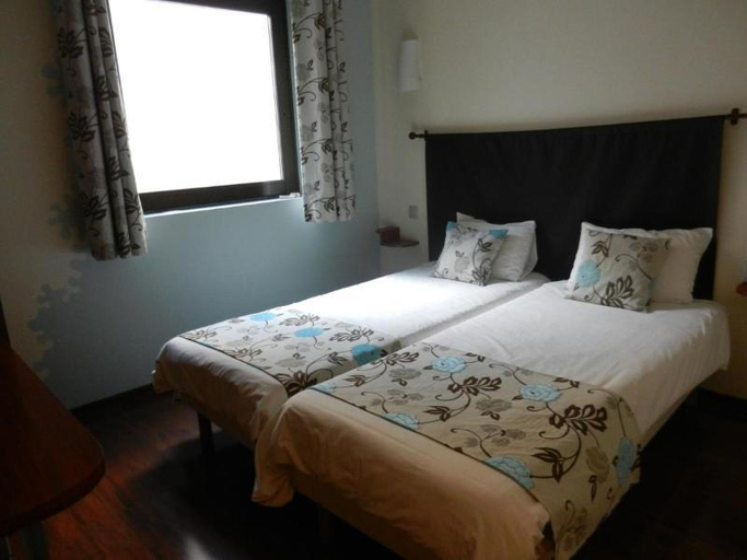 Bedroom, L'HOTEL de CHARTRES - LOGIS, Eure-et-Loir