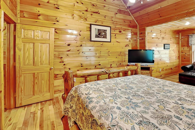 Bedroom 3, Makin Memories, Sevier