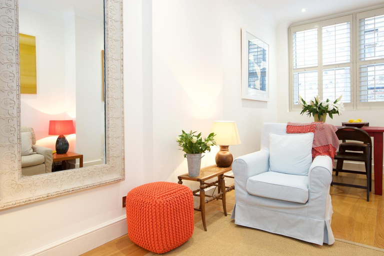 Others 5, English Retro 2BR apt, moments from Battersea Park, London