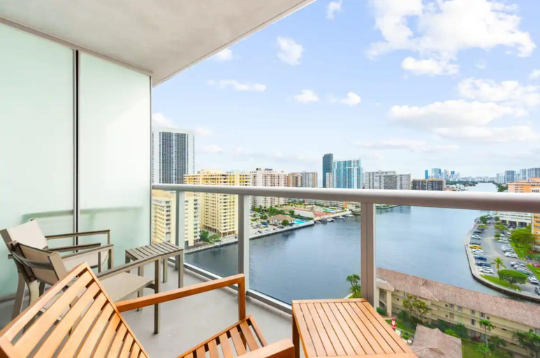Others 5, Water View Building With Pool - 5-Min Walk To The Beach - Cozy Studios, Broward