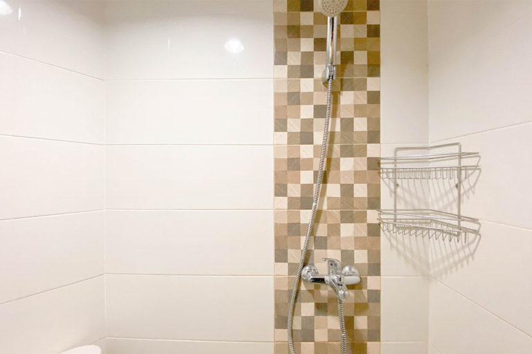 Bathroom 5, Simple White Studio Apartment at The Alton Semarang By Travelio, Semarang