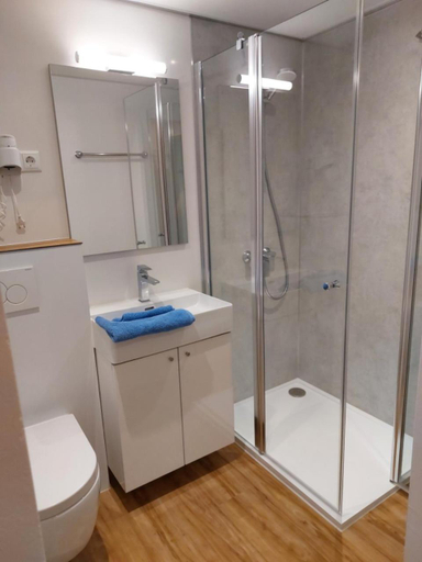 Bathroom 2, Hotel Wahlmuller, Wels Land
