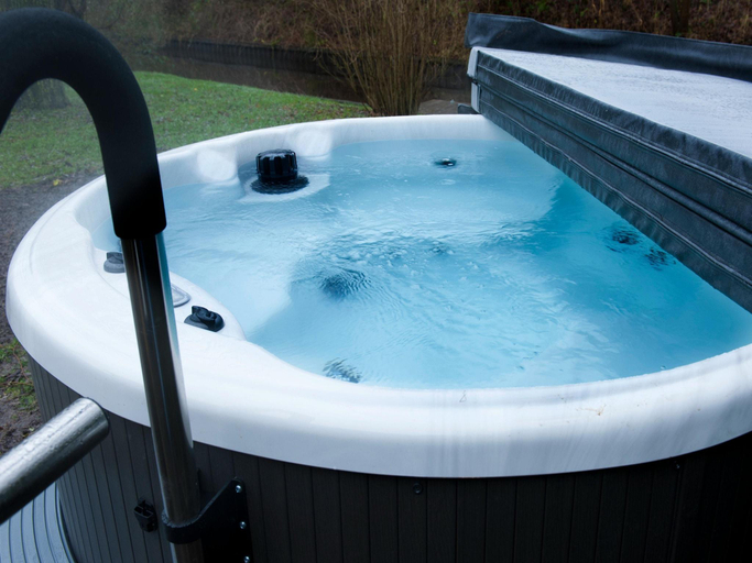 Others 5, Bungalow in Friesland with Outdoor Spa, Tytsjerksteradiel