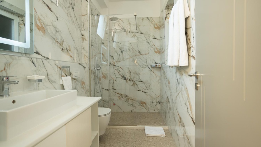 Bathroom 2, F&M Hotel 2, Tiranës