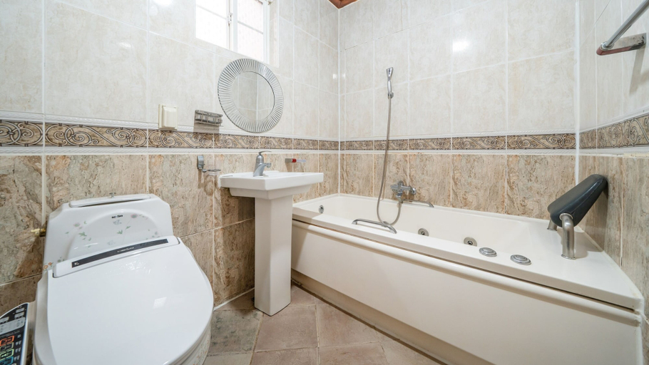 Bathroom 10