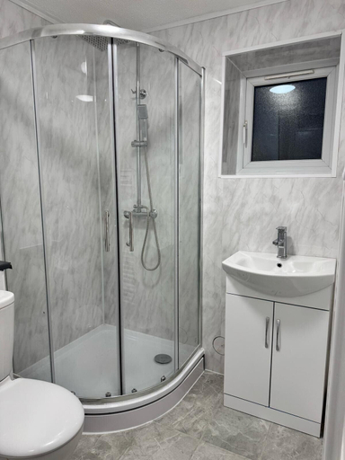 Bathroom 2, Charming London Apartment Retreat, London