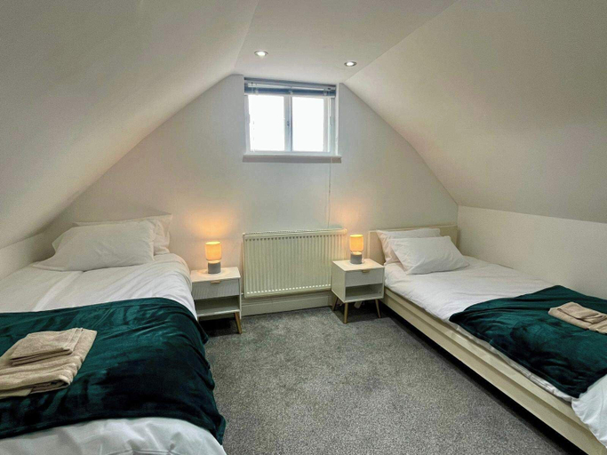 Room 3, Spacious 4-bed House - Sleeps 11, Garden & Parking, Kent