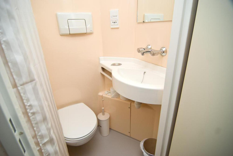 Bathroom 4, Seymour Hotel, London