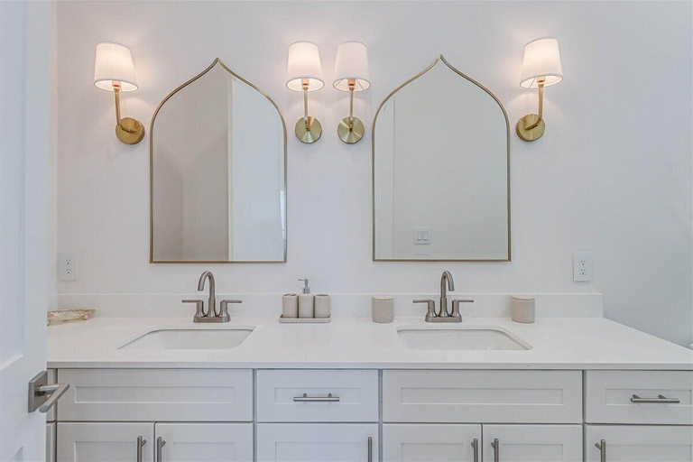 Bathroom 3, Pearly White 117 SOU, Nueces