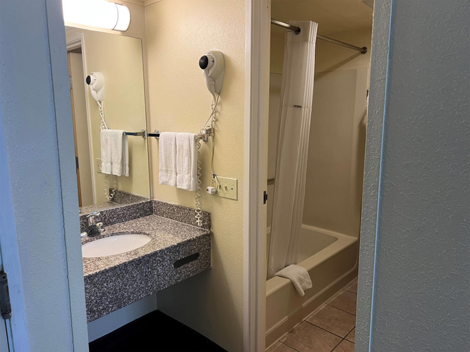 Bathroom 4, Days Inn by Wyndham Southern Hills/ORU, Tulsa