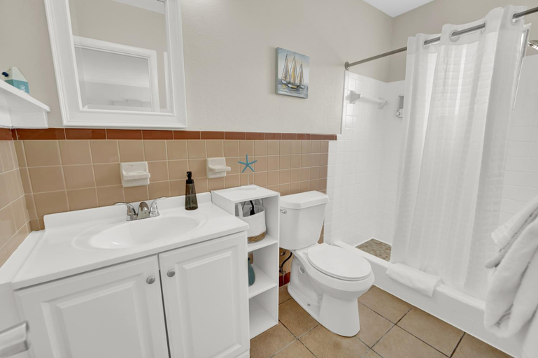 Bathroom 4, Sea Foam Suites, Bay
