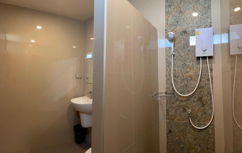 Bathroom 4, Sinai Hotel, K. Nikhom Pattan