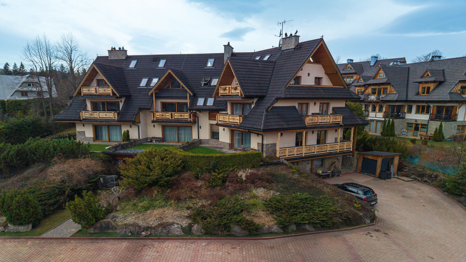 Exterior & Views