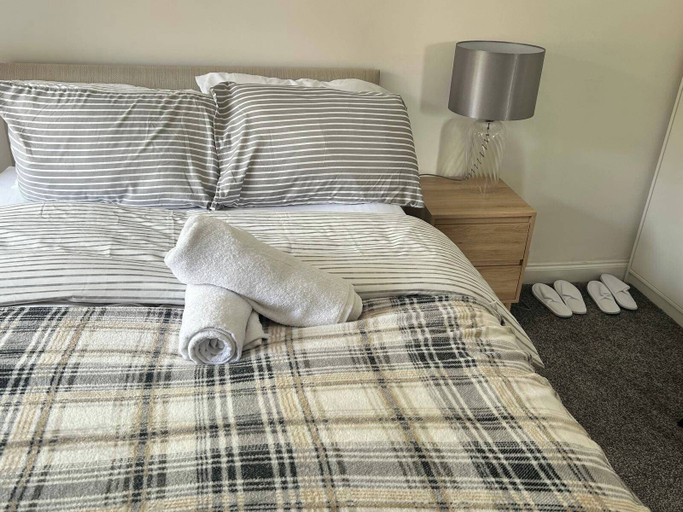 Room 2, Cosy 3-bed Retreat - Garden, Parking & Bbq, Birmingham