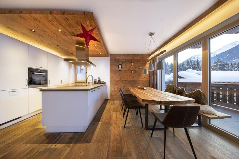 Dining 3, Inviting Chalet in Neukirchen near Wildkogel Ski Arena, Zell am See