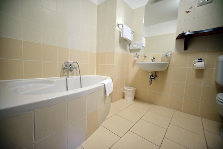 Bathroom 3, Camelot Club Hotel, Szentendre
