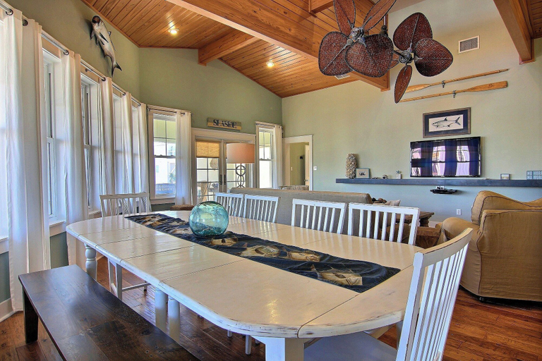 Food & Drinks 1, Summer House 181 SE, Nueces