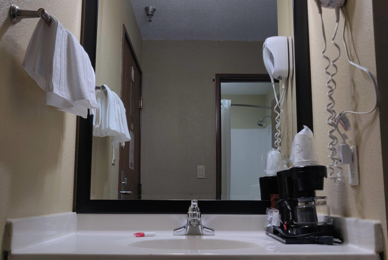 Bathroom 4, Super 8 by Wyndham DeKalb IL, De Kalb