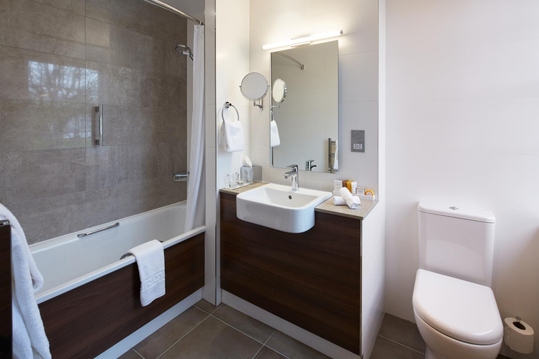 Bathroom 3, The Bull, Buckinghamshire