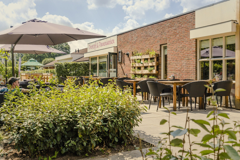 Outdoor dining 3, Fine Chalet near Water with Woodfired Hot Tub, Wierden