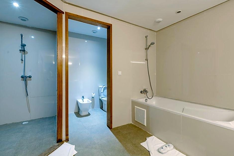 Bathroom 4, Lixus Beach Resort, Larache
