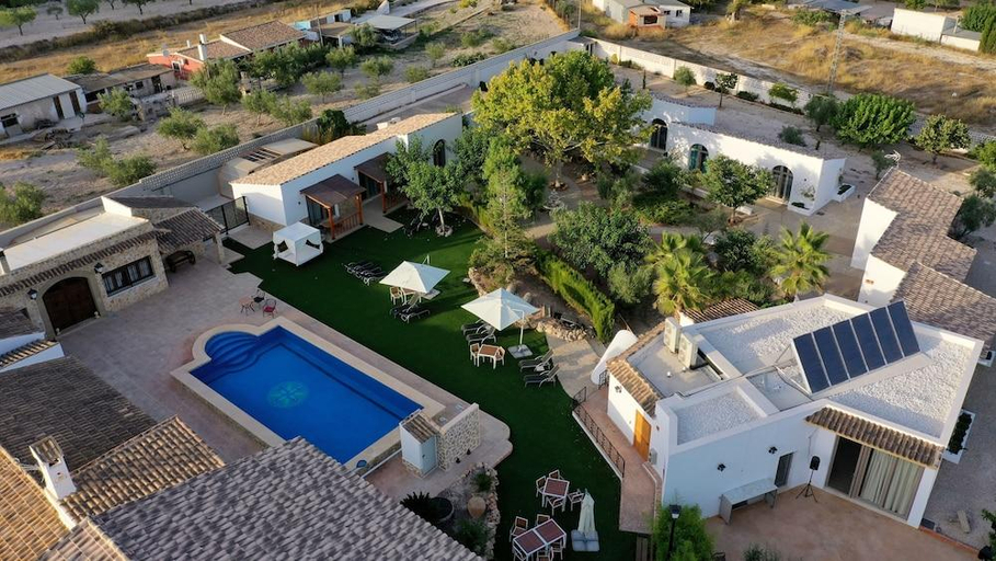 Exterior & Views