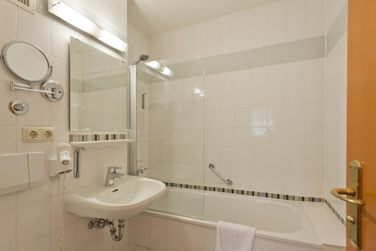 Bathroom 3, Burghotel Aschau, Rosenheim