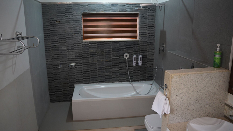 Bathroom 5, Hotel Vintage Palace, Palakkad