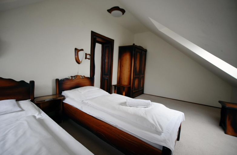 Bedroom 2, Camelot Club Hotel, Szentendre