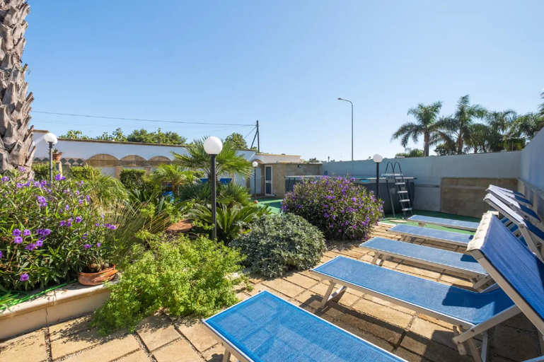 Others 3, Sirena Apartment in Luxury Villa with Shared Pool, Lecce