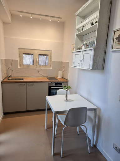 Facilities 2, La casina sul fiume, Prato