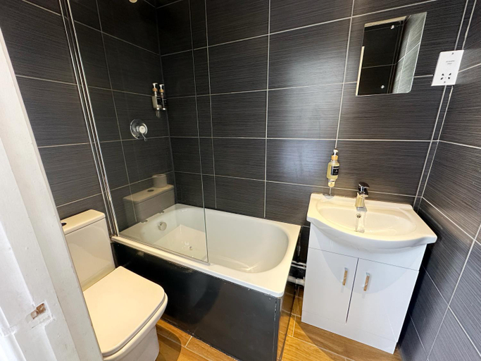 Bathroom 5, Somerset Hotel Baker Street London, London