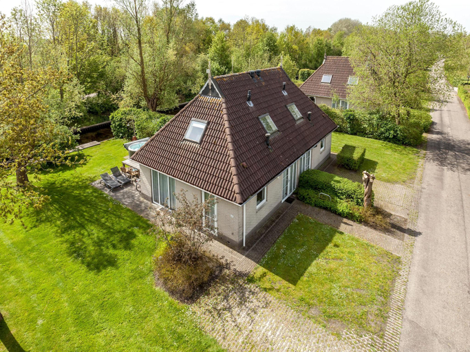 Others 3, Bungalow in Friesland with Outdoor Spa, Tytsjerksteradiel