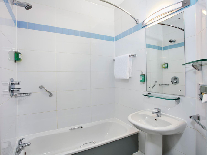 Bathroom 5, Leonardo Hotel Southampton, Southampton