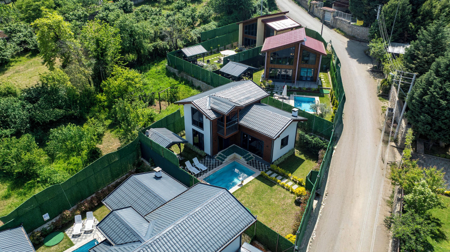 Exterior & Views