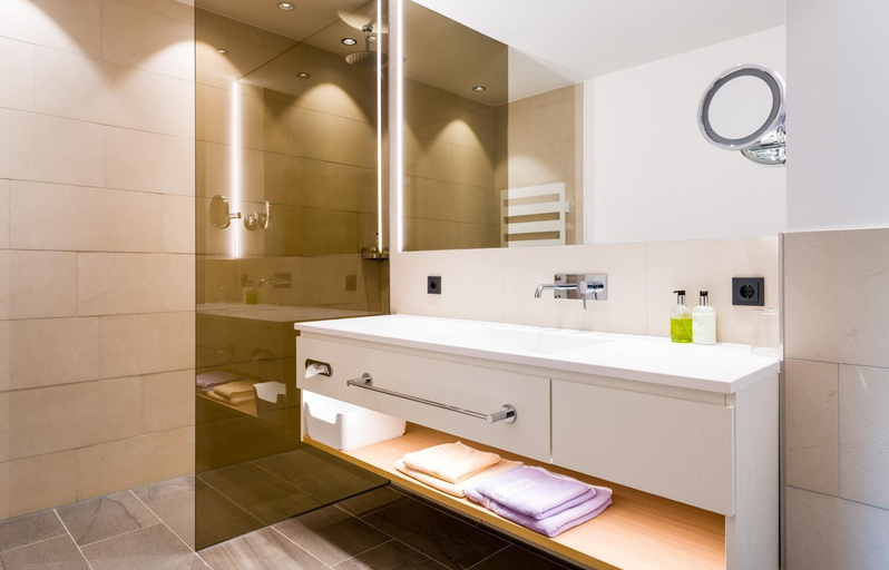 Bathroom 3, Almhotel Hochhaderich, Bregenz