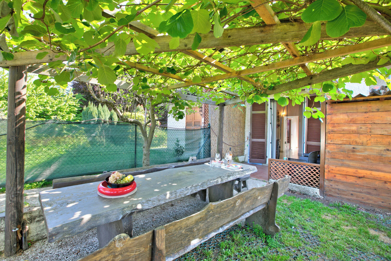 Outdoor dining 2, Casa Arianna Garden, Varese