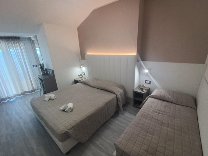 Bedroom 3, Hotel Cannes, Rimini