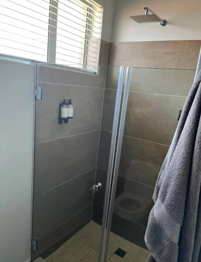Bathroom, Khaya apartments at Miombo Mews, Hwange