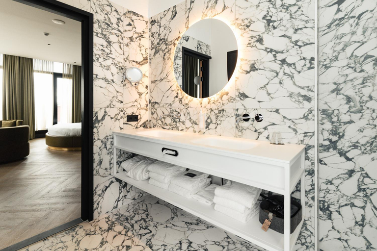 Bathroom 5, Van der Valk TheaterHotel De Oranjerie, Roermond