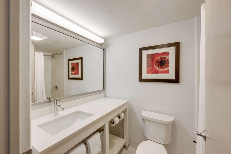 Bathroom 5, The Crossroads Hotel, Newburgh, Orange