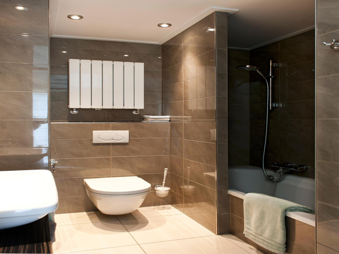 Others 4, Bungalow in Friesland with Outdoor Spa, Tytsjerksteradiel