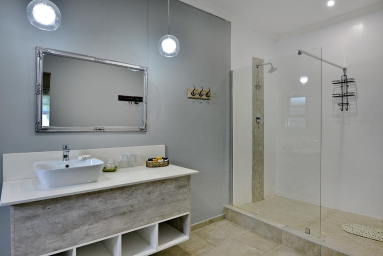 Bathroom 4, River View Lodge, Chobe