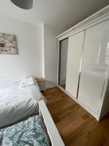 Room 2, 3 Bed Flat - Sleeps 6 - Parking - Wifi, London