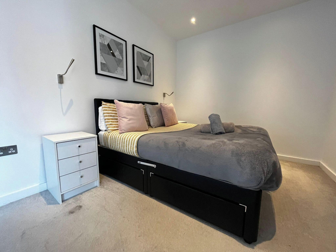Room 5, Grosvenor Rd - 2-bedrooms - Sleeps 5 - Parking, Hertfordshire