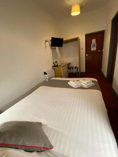 Bedroom 3, OYO Alumhurst Hotel, Blackpool